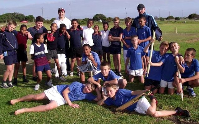 Laerskool Okkie Smuts se o/11 krieketspan wat hier hulle lekker spangees demonstreer